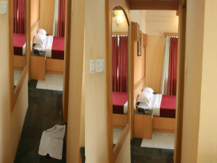 Kings Crown Vip Road Hotel Колката Екстериор снимка
