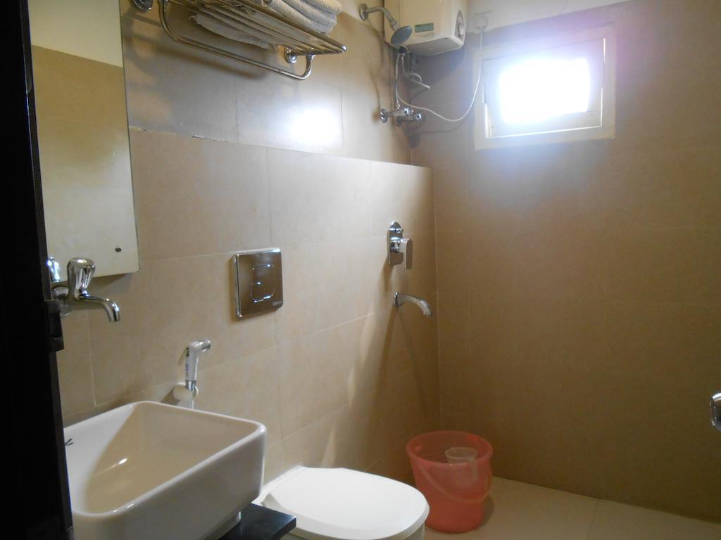 Kings Crown Vip Road Hotel Колката Стая снимка