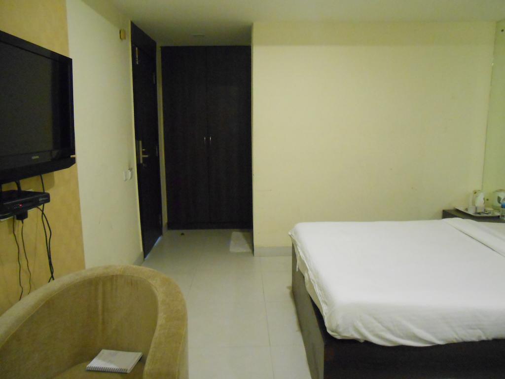 Kings Crown Vip Road Hotel Колката Стая снимка